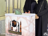تقديم الهدايا على القاصدات بعد الإجابة على الأسئلة المطروحة - فيسبوك رئاسة شؤون الحرمين