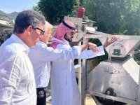 الأمير خالد بن محمد بن خالد آل سعود يطلع على الأجهزة المستخدمة في إنتاج مشتقات التين الشوكي - اليوم