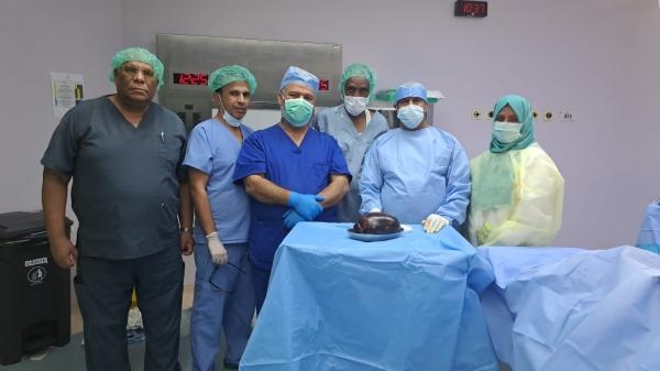 إنقاذ حياة أربعينية من كيس ضخم بالمبيض بمستشفى خليص