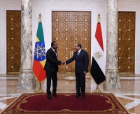 الرئيس المصري عبد الفتاح السيسي يلتقي برئيس الوزراء الإثيوبي آبي أحمد في قصر الاتحاد الرئاسي في القاهرة - رويترز