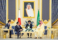 ولي العهد يبحث العلاقات الثنائية وأوجه التعاون مع رئيس وزراء اليابان