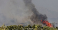 الحريق الذي اندلع على منحدر بالقرب من بلدية بيتش - رويترز