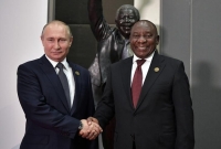 رئيس جنوب إفريقيا يصافح بوتين في لقاء سابق - رويترز