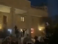 اقتحام سفارة السويد في بغداد وإشعال النار فيها - حساب إرم على تويتر