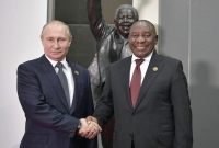 رئيس جنوب إفريقيا يصافح الرئيس بوتين في لقاء سابق - رويترز