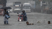 الأمطار الغزيرة أمر اعتيادي خلال موسم الأمطار الموسمية في جنوب آسيا - موقع BBC News