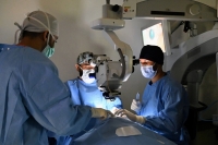 الفريق الطبي في أثناء إجراء الجراحة - تويتر تجمع المدينة المنورة الصحي