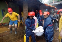 فرق الإنقاذ تحمل جثة ضحية جراء الانهيار الأرضي في الهند- رويترز