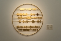 بشكل موجات صوتية.. "سارة الحربلي" تبدع بمعرض "رحلة الكتابة والخط"