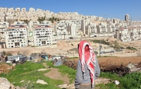 فلسطيني ينظر بحسرة إلى المستوطنات في الضفة الغربية - موقع وزارة الخارجية الفلسطينية