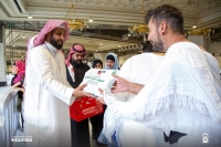 توزيع وجبات إفطار داخل المسجد الحرام في يوم عاشوراء - تويتر شؤون الحرمين الشريفين