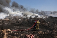 إطفاء إحدى حرائق اليونان - رويترز