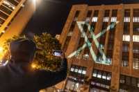 يظهر شعار تويترالجديد معروضًا على مبنى المقر الرئيسي للشركة في وسط مدينة سان فرانسيسكو - رويترز