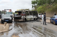 حافلة النقل العام السنغالية المحترقة بعد حادث إرهابي- رويترز