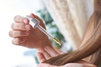 صدفية الشعر.. 8 أعراض غير معدية تحتاج لعلاجات موضعية