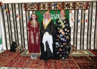 زوار بيت الشعر يرتدون الأزياء السعودية- اليوم
