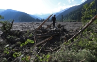 عملية بحث وإنقاذ في موقع الانهيار الأرضي في منطقة راشا بجورجيا- رويترز