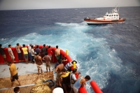 قرب السواحل الإيطالية.. تونس تنتشل 10 جثث لمهاجرين ونحو 30 مفقودًا