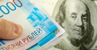 الروبل الروسي ينخفض إلى أدنى مستوى في 16 شهرا مقابل الدولار