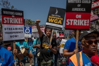 استديوهات كبرى في هوليوود تعدت 100 يوم من الإضراب - موقع Los Angeles Times