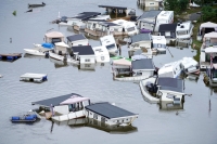 موقع منازل غمرته المياه بعد هطول الأمطار الغزيرة والطقس القاسي بالنرويج- رويترز