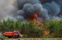 الحرائق مشتعلة في غابات منطقة البرانس الشرقية بفرنسا - رويترز