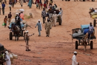 سودانيون يفرون من الصراع في منطقة دارفور بعبورهم الحدود إلى تشاد- رويترز