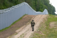 لاتفيا تنشر ضباطًا إضافيين على حدودها مع بيلا روسيا - رويترز