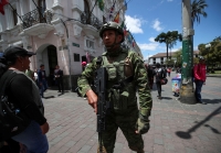 جندي يسير في وسط مدينة كيتو قبل الانتخابات الرئاسية - رويترز
