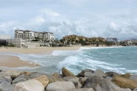 أمواج تتكسر على الشاطئ بينما يندفع إعصار هيلاري من الفئة الرابعة - رويترز
