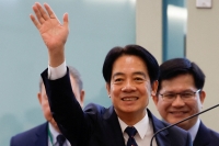 نائب الرئيس التايواني في مطار تايوان الدولي قبل مغادرته الولايات المتحدة - رويترز