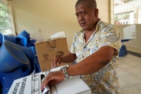 شخص يدلي بصوته في مركز اقتراع خلال الانتخابات الرئاسية بالإكوادور- رويترز