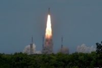 الهند تكشف عن حالة مركبتها الفضائية المتجهة إلى القمر - رويترز