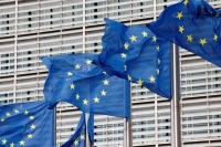 أعلام الاتحاد الأوروبي ترفرف أمام مقر المفوضية في بروكسل - رويترز