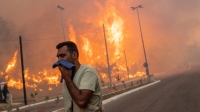 حرائق الغابات انتشرت قرب العاصمة اليونانية أثينا - موقع BBC