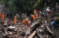 عمال الإنقاذ يزيلون الأنقاض في أعقاب الانهيار الأرضي بالهند- رويترز