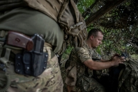 جندي أوكراني يقوم بتشغيل طائرة بدون طيار من مواقعه على خط المواجهة- رويترز