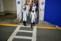 رواد الفضاء يغادرون أماكن طاقمهم إلى منصة الإطلاق- رويترز