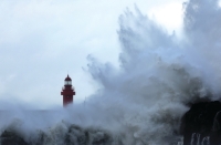 رياح قوية تصاحب الإعصار - رويترز 