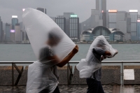 أشخاص تكابد الرياح القوية مع اقتراب إعصار ساولا الفائق في هونج كونج - رويترز