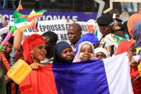 مظاهرات لدعم الانقلابيين أمام مقر القاعدة العسكرية الفرنسية في نيامي بالنيجر- رويترز