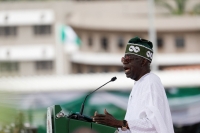 بولا تينوبو رئيس نيجيريا الجديد عقب أدائه اليمين - رويترز 