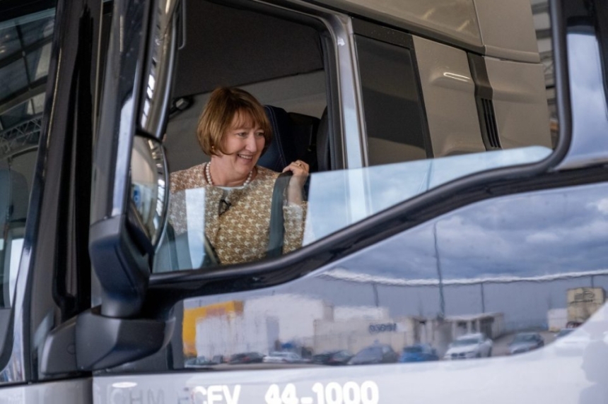 هيلديجارد مولر تستبعد إمكانية استمرار ألمانيا كمقر لصناعة السيارات - موقع sustainable truck van