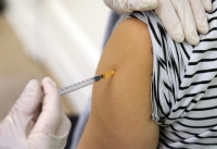 طبيب يقوم بتطعيم شخص بلقاح كورونا الجديد في ألمانيا- د ب أ