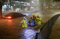 مياه الأمطار الغزيرة غمرت الشوارع في هونج كونج - رويترز