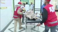 مسعفون ينقلون شخصًا مصابًا إلى المستشفى - رويترز