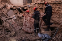 أطقم الطوارئ تعمل في أعقاب الزلزال المدمر في أمزميز بالمغرب- رويترز