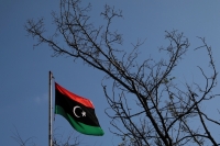  العلم الليبي في بنغازي (رويترز)