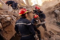 فرق الإنقاذ تحاول البحث عن ناجين من كارثة الزلزال - رويترز
