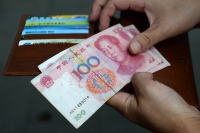 اليوان الصيني يرتفع أمام الدولار - د ب أ